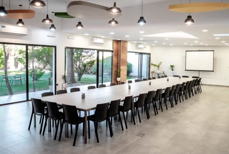 Meeting room in coworking Latin America — available with Pluria Flex